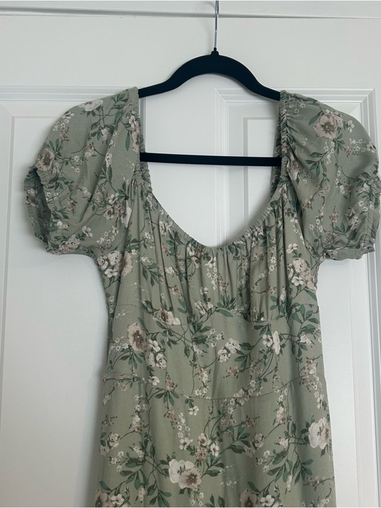 Ardene Dresses & Skirts - Ardene Sage Green Floral Puff Sleeve Dress